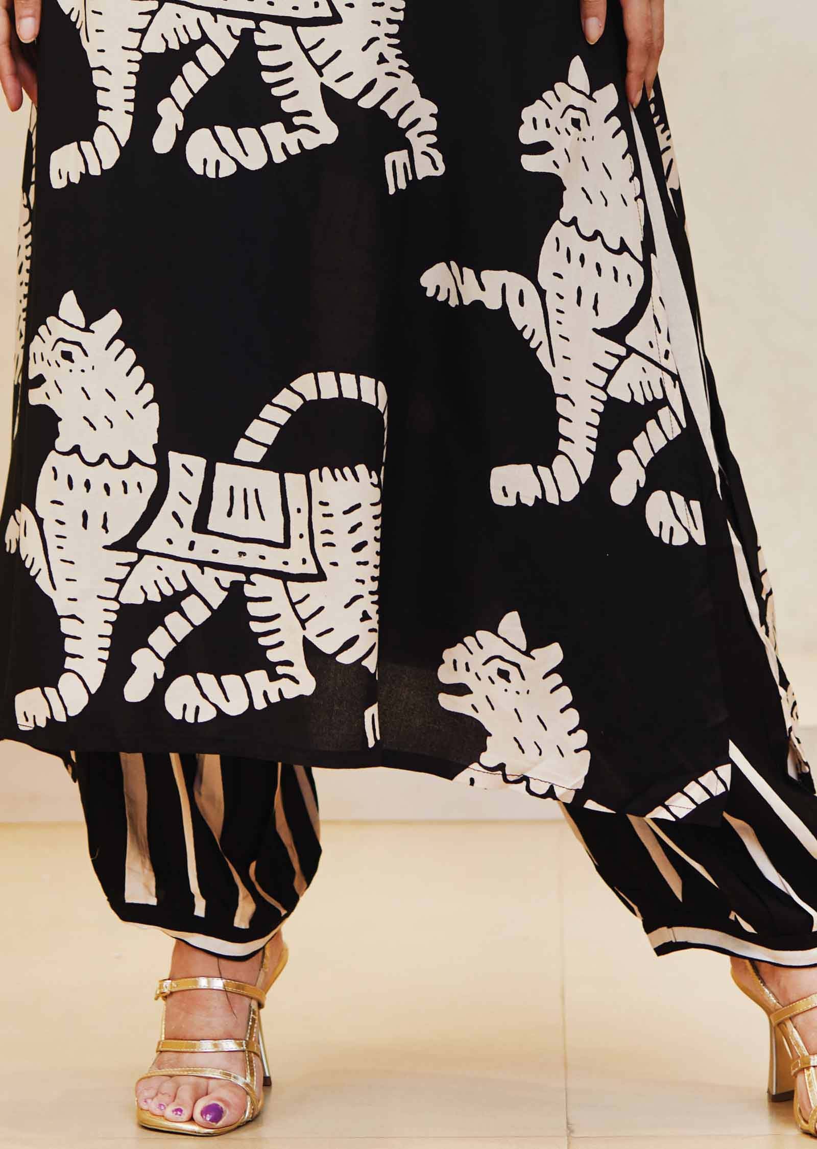 Black & Off White Reyon Printed Kurti Sets